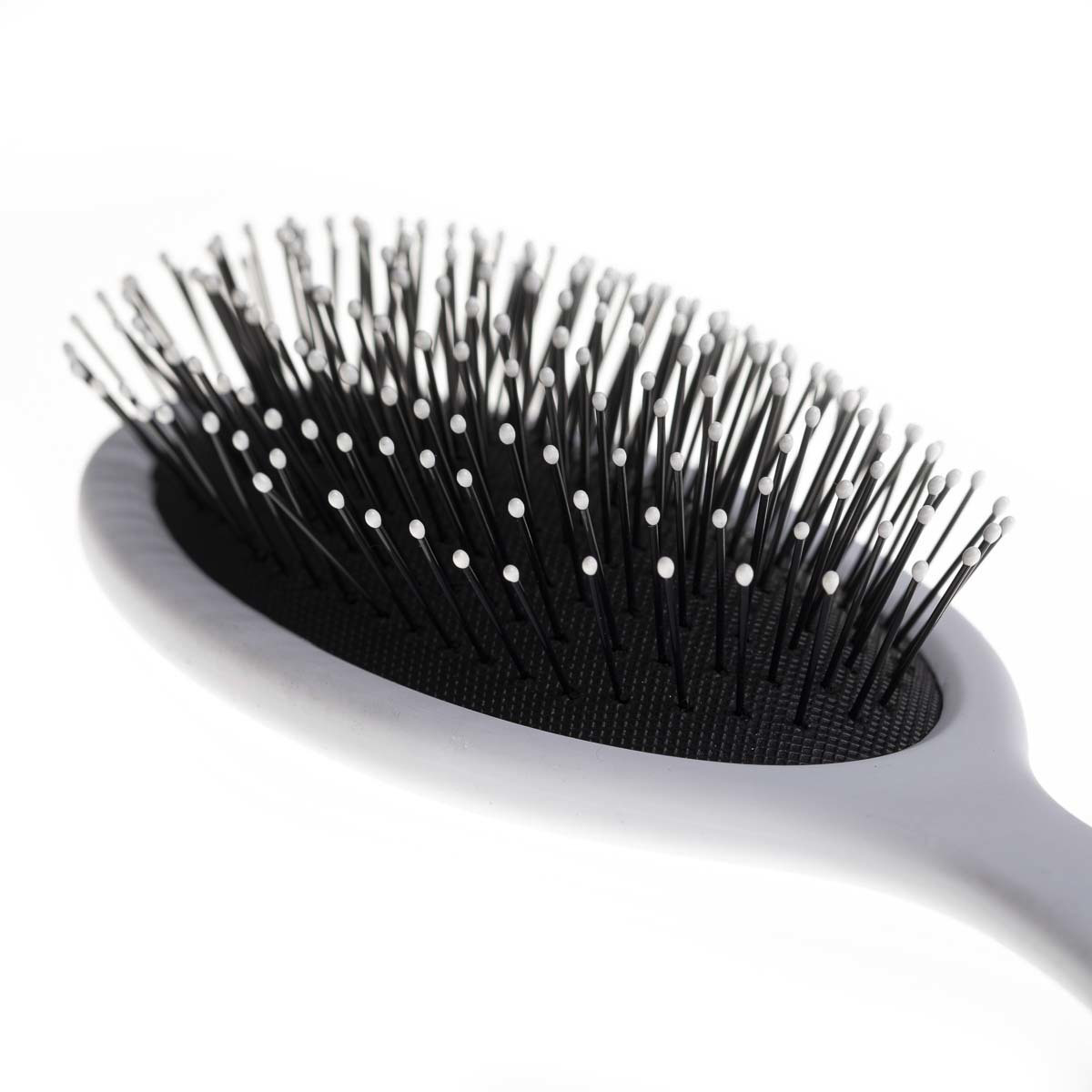 La brosse NIWA 01 sur keune.ch: Un outil polyvalent incontournable pour la coiffure professionnelle. Elle permet de démêler aisément les cheveux mouillés ou secs tout en les protégeant des dommages.